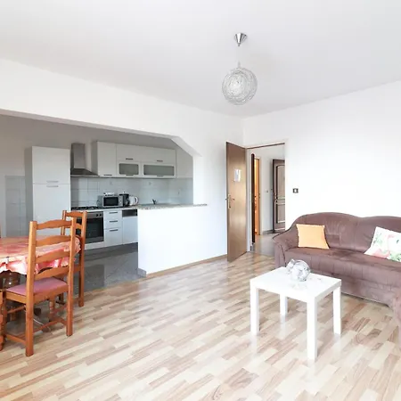 Luka Apartment *