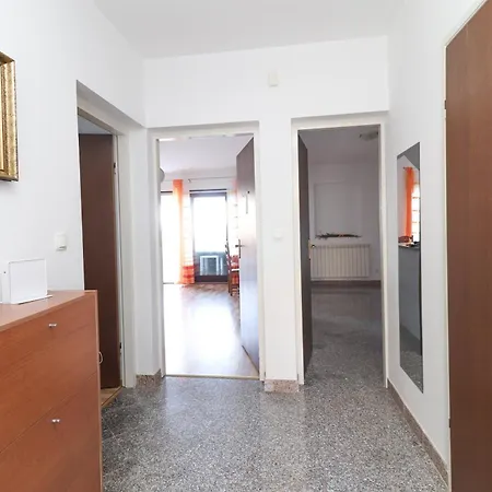 Luka Apartment *